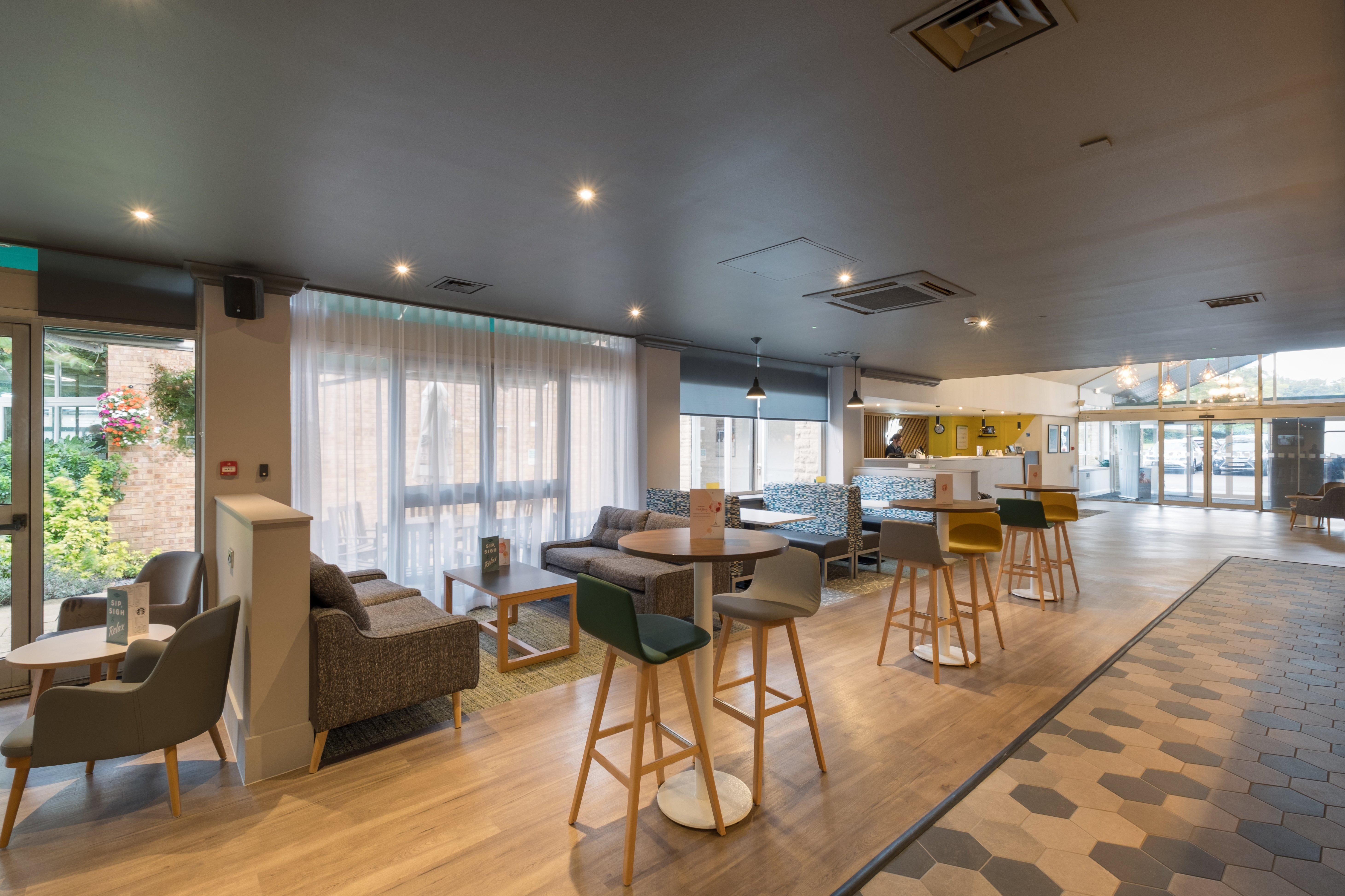 Holiday Inn Swindon By Ihg Exterior photo