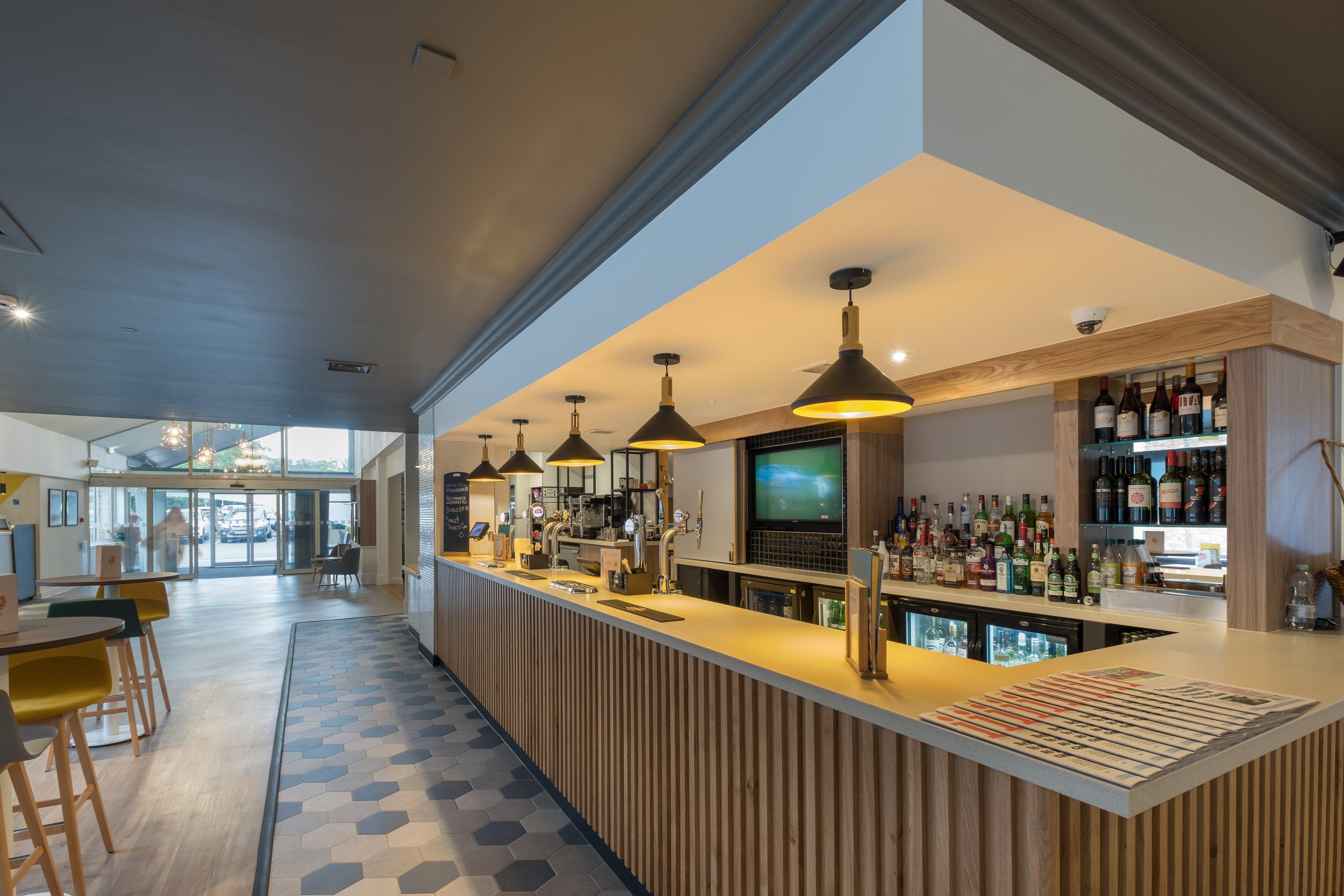 Holiday Inn Swindon By Ihg Exterior photo