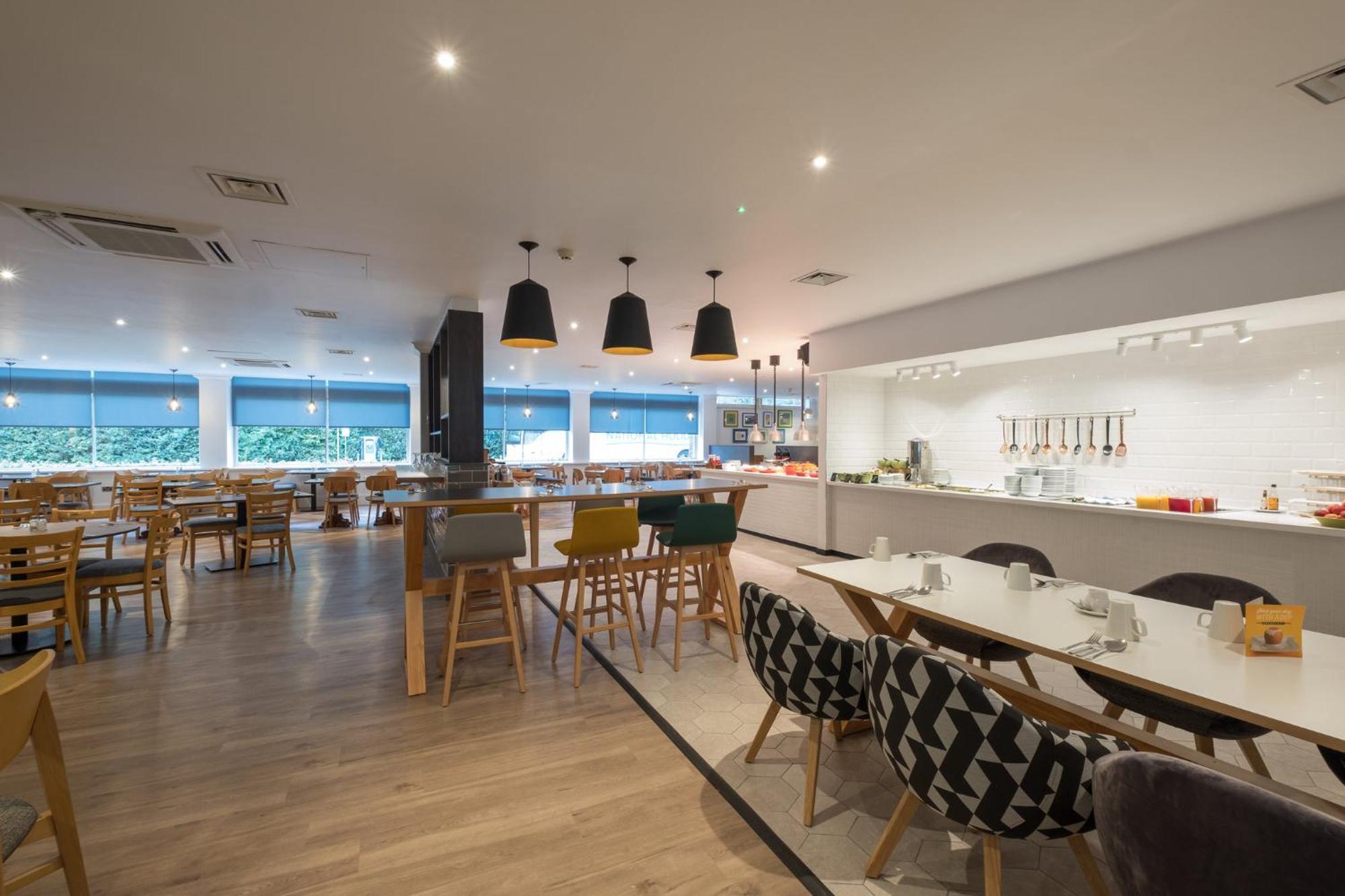 Holiday Inn Swindon By Ihg Exterior photo