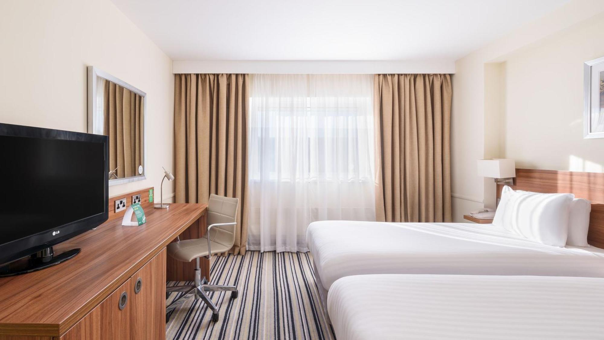 Holiday Inn Swindon By Ihg Exterior photo