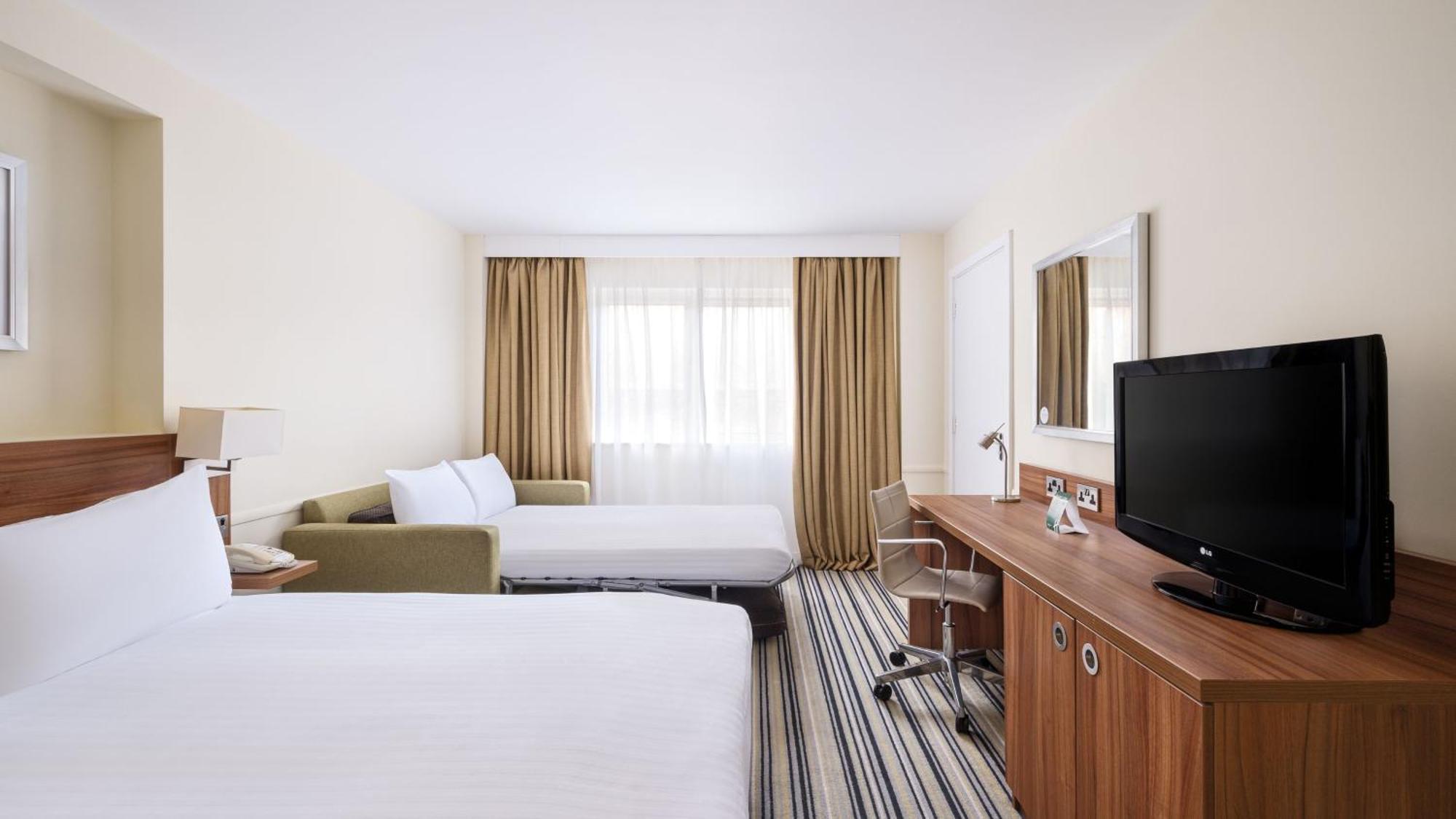 Holiday Inn Swindon By Ihg Exterior photo