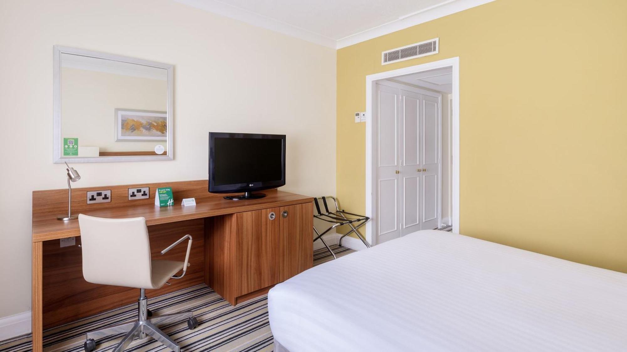 Holiday Inn Swindon By Ihg Exterior photo