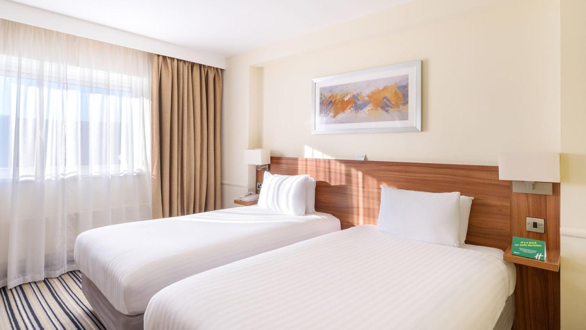 Holiday Inn Swindon By Ihg Exterior photo