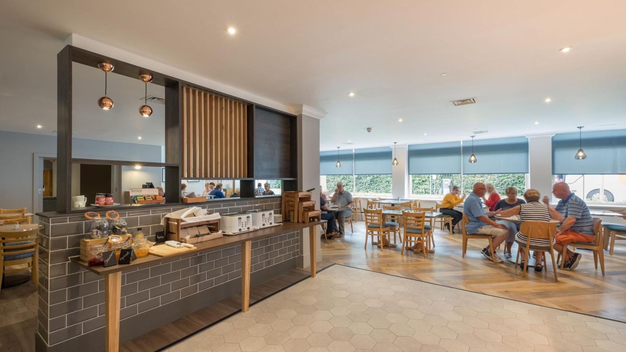 Holiday Inn Swindon By Ihg Exterior photo