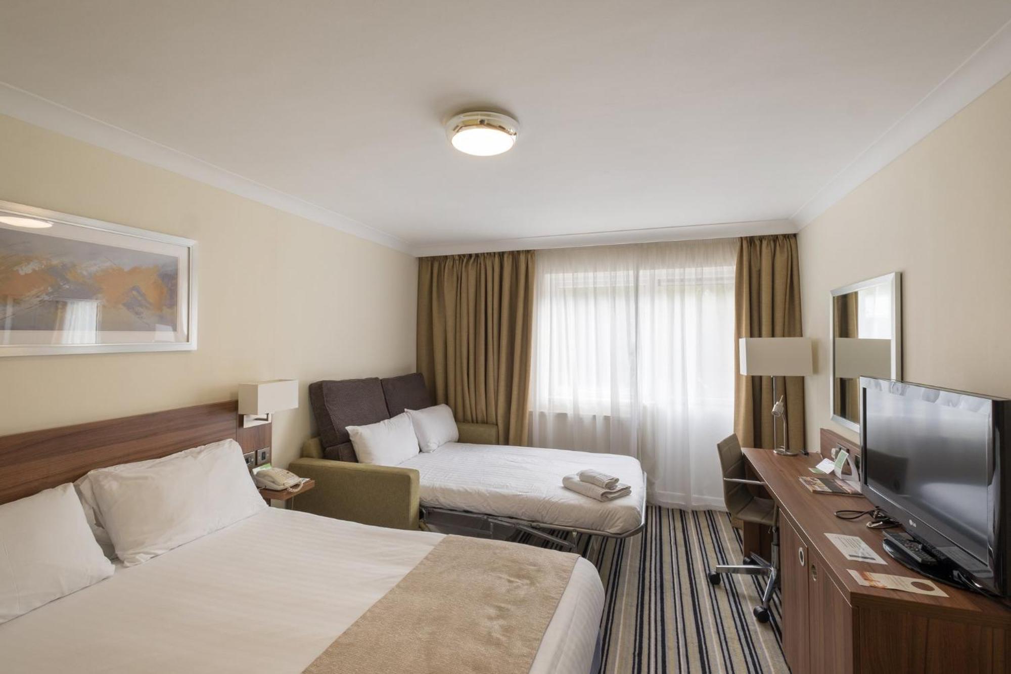 Holiday Inn Swindon By Ihg Exterior photo
