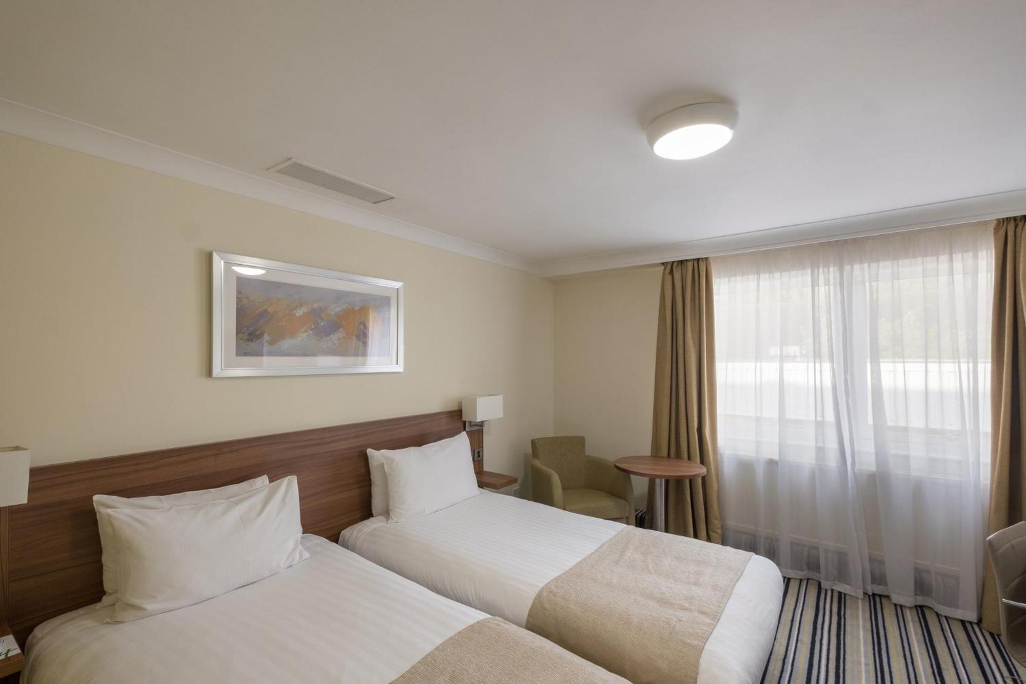 Holiday Inn Swindon By Ihg Exterior photo