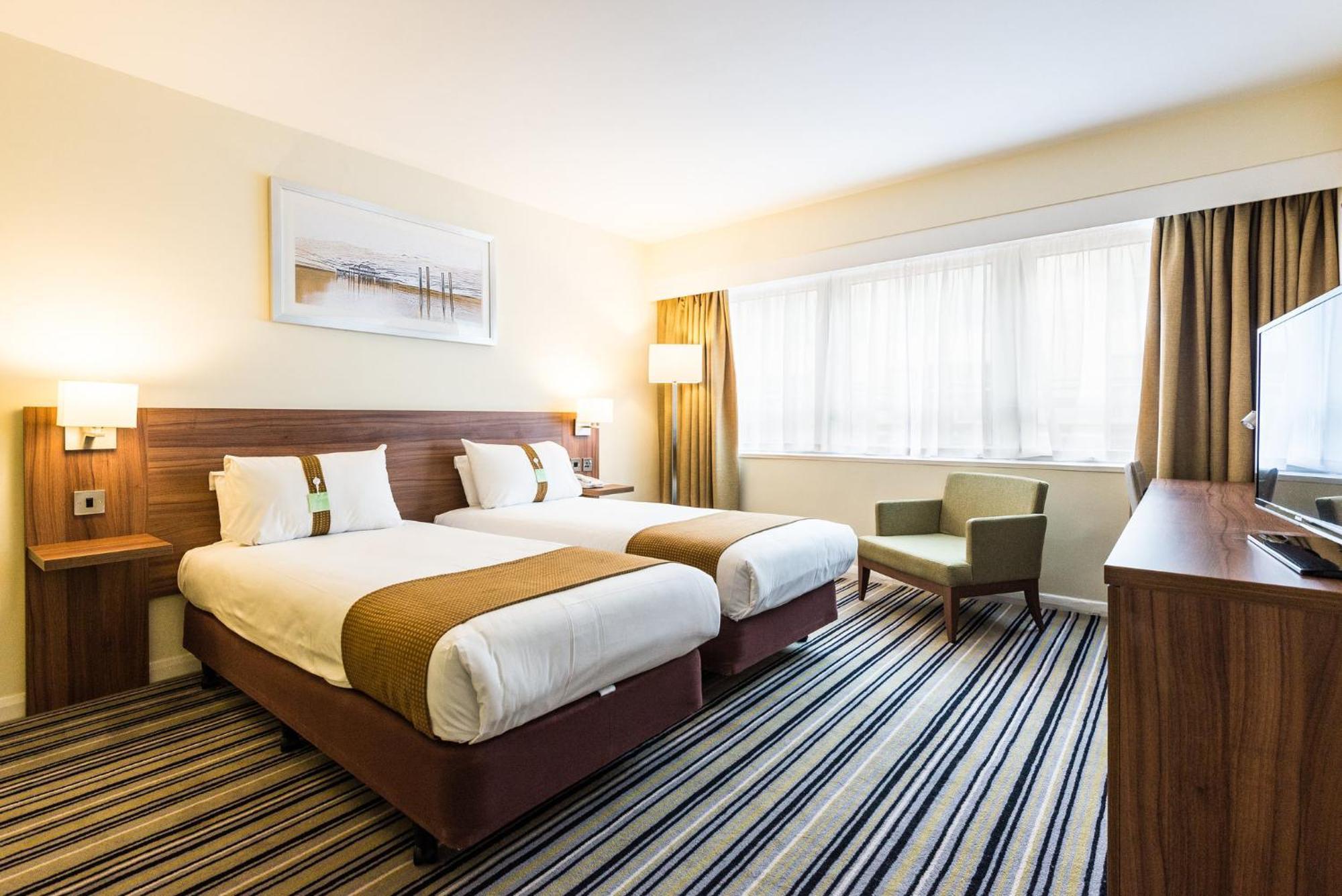 Holiday Inn Swindon By Ihg Exterior photo