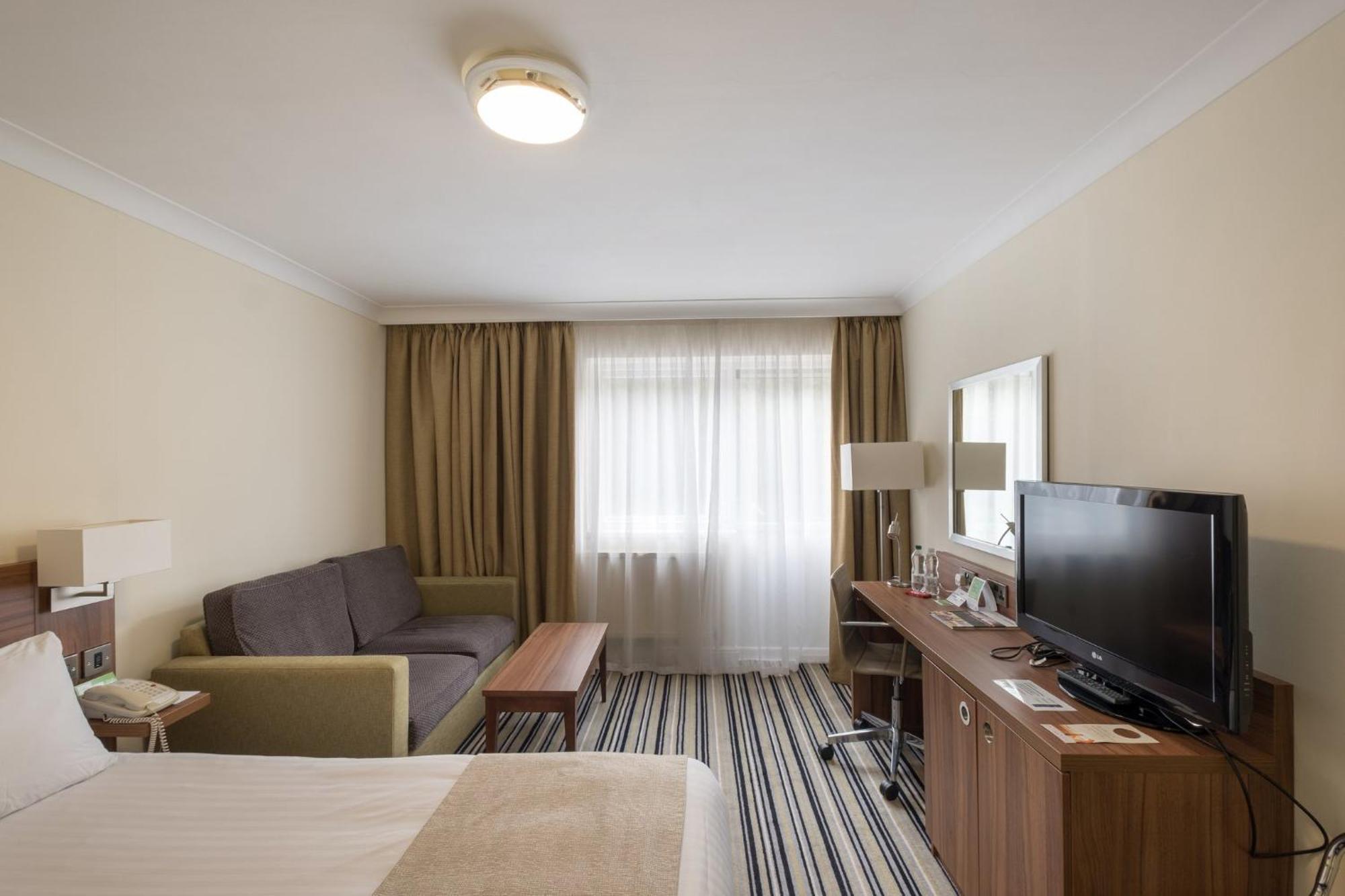 Holiday Inn Swindon By Ihg Exterior photo